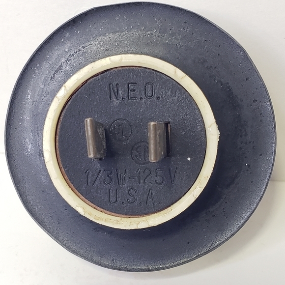 Night Light with Conch Shell Inside 3-D Style Vintage 2.25” Lucite Plug In - Picture 3 of 6